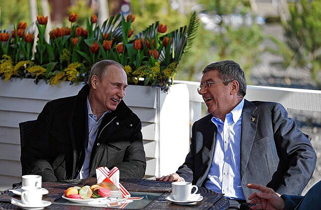 Der russische Präsident Wladimir Putin (links) und der IOC-Präsident Thomas Bach unterhalten sich in einem Cafe an der Promenade am ...