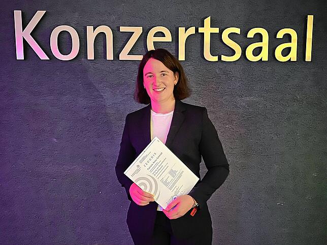 Dirigentin Patricia Schmidt nach bestandener Qualifikation für die Leitung von Blasorchestern (B-Schein) an der Bundesmusikakademie für ...