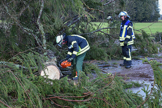 Nach dem der Sturm am Montag eine Verschnaufpause eingelegt hat, war die Feuerwehr im Einsatz, um die Schäden zu beseitigen.