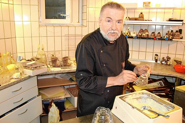 Der Riedböhringer Chocolatier Max Kreutter fertigt für viele Anlässe spezielle Schokoladen-Geschenke an. Lässt sich eine Ausgangssperre ...