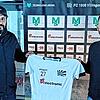 Willkommen beim FC 08 Villingen: Sportvorstand Arash Yahyaijan (links) begrüßt Erich Sautner, der künftig das Trikot mit der Nummer 27 ...