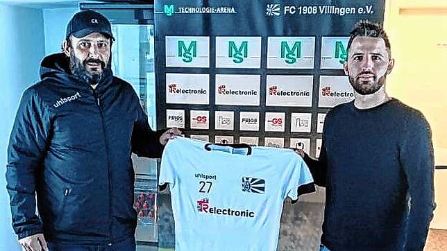 Willkommen beim FC 08 Villingen: Sportvorstand Arash Yahyaijan (links) begrüßt Erich Sautner, der künftig das Trikot mit der Nummer 27 ...