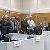 Beratungen vor Prozessbeginn unter den zahlreichen Verteidigern der acht Angeklagten, welche sich wegen der Singener Messerattacke ...