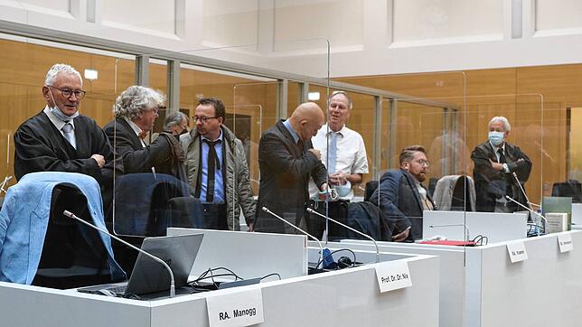 Beratungen vor Prozessbeginn unter den zahlreichen Verteidigern der acht Angeklagten, welche sich wegen der Singener Messerattacke ...