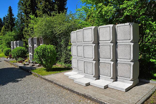 Solche Urnenquader stehen jetzt bereits in Eigeltingen auf dem Friedhof. Sie können als Wand gestellt werden oder frei auf dem Platz. ...