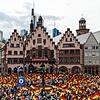 Schwarz-Rot-Goldenes Fahnenmeer: Die DFB-Frauen feierten am Montag auf dem Balkon am Frankfurter Römer mit Tausenden Fußballfans den ...