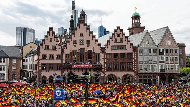 Schwarz-Rot-Goldenes Fahnenmeer: Die DFB-Frauen feierten am Montag auf dem Balkon am Frankfurter Römer mit Tausenden Fußballfans den ...