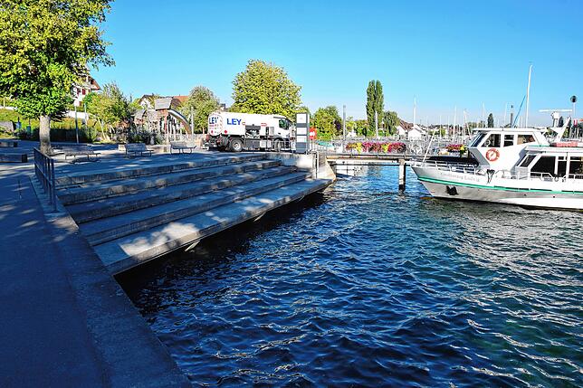 An der Treppe und wie tief das Schiff liegt, zeigt sich der niedrige Pegel.