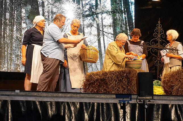Engagierte Spielweise: Die Darsteller bringen beim Bürgertheater des Heimatabends zur Freude des Publikums buntes Leben auf die Bühne.