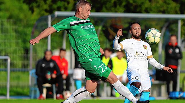 BSV-Cheftrainer Benjamin Faller (links) als Spieler im Einsatz im Halbfinale des Bezirkspokals der Vorsaison (rechts Esad Plavci vom TSV ...
