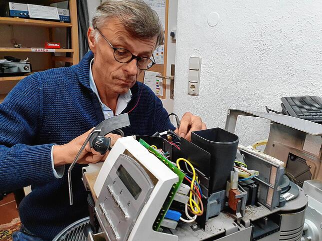 Günter Neubert beim Reparieren eines Kaffeevollautomaten. Oft fehlt es nur an Kleinigkeiten, um die Geräte wieder flott zu kriegen.