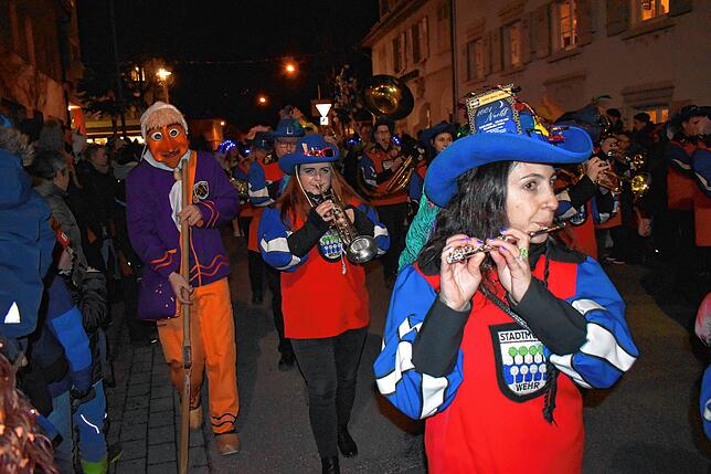 Die Dröschflegel und die Stadtmusik führten den Wehrer Nachtumzug 2023 an.