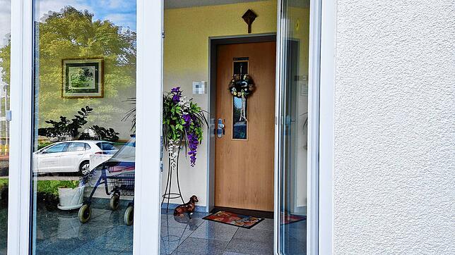 Anlass für Ermittlungen im Herbst 2023: An der Türe in Friedrichshafen-Berg waren nach einem Tötungsdelikt blaue Spuren der ...