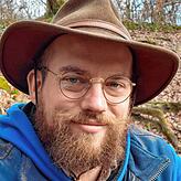 „Der Wald wurde mein Zufluchtsort, denn dort gibt es nur Naturgesetze, keine Diskussionen“, sagt Fabian Ost, Inhaber von ...