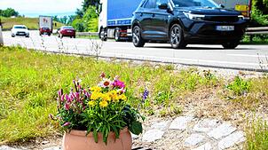 Bei einem Unfall am 4. Juni auf der B31 bei Überlingen kamen drei Personen ums Leben, drei weitere wurden schwer verletzt. Mit Blumen ...