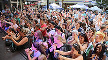 Schon am Nachmittag lockte die Tanzschule Colours of Dance mit ihrer Tanzshow auf der b.free-Bühne zahlreiche Fans in die Erzberger ...