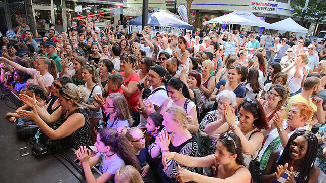 Schon am Nachmittag lockte die Tanzschule Colours of Dance mit ihrer Tanzshow auf der b.free-Bühne zahlreiche Fans in die Erzberger ...