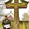 Otto Gaßmann mit den Ergebnissen seiner Kreuz-Nachforschungen in gedruckter Form vor dem ältesten und wertvollsten Kreuz der Pfarrei, ...