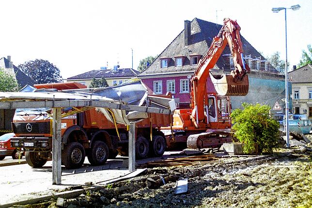 Stück für Stück verschwand der alte Busbahnhof an der Bahnhofstraße. Im Hintergrund ist die Post.