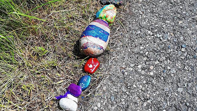 Eine bunte Mutmachersteinschlange.