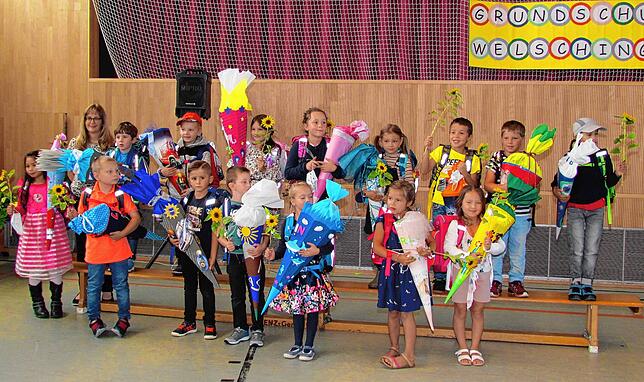 Mit bunten Schultüten in das erste Schuljahr: Die Klasse 1a an der GS Welschingen mit Lehrerin Diana Freißmann.