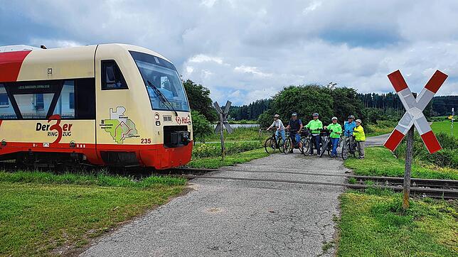 Es wird in diesem Jahr weiter in die Strecke der Ablachtalbahn zwischen Stockach und Mengen investiert werden. Vor allem Bahnübergänge ...