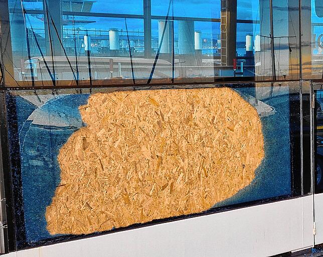 Nicht gerade schön, aber praktisch: Das kaputte Fenster der Lodi wurde mit einer Holzspanplatte abgedichtet.