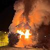 Ein altes Einfamilienhaus in Villmergen im Kanton Aargau steht in Flammen. Die Feuerwehr findet in der Brandruine einen Toten.