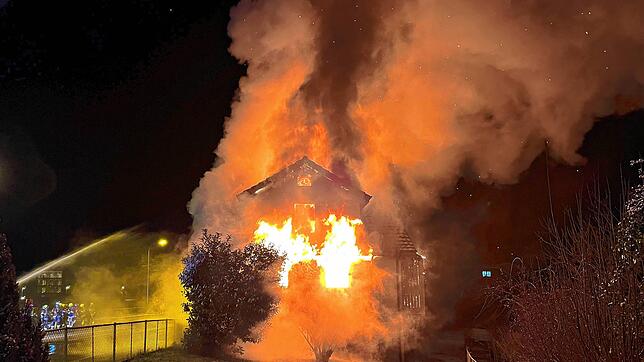 Ein altes Einfamilienhaus in Villmergen im Kanton Aargau steht in Flammen. Die Feuerwehr findet in der Brandruine einen Toten.