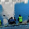 Taucher bergen die Granate aus dem Rhein. Das Bild entstand kurz nach der kontrollierten Sprengung.