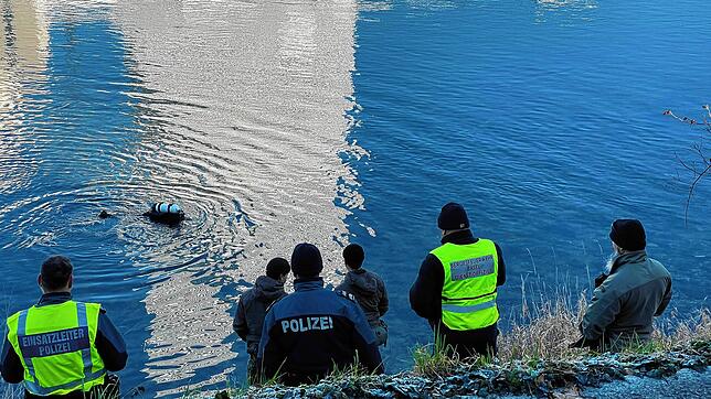 Taucher bergen die Granate aus dem Rhein. Das Bild entstand kurz nach der kontrollierten Sprengung.