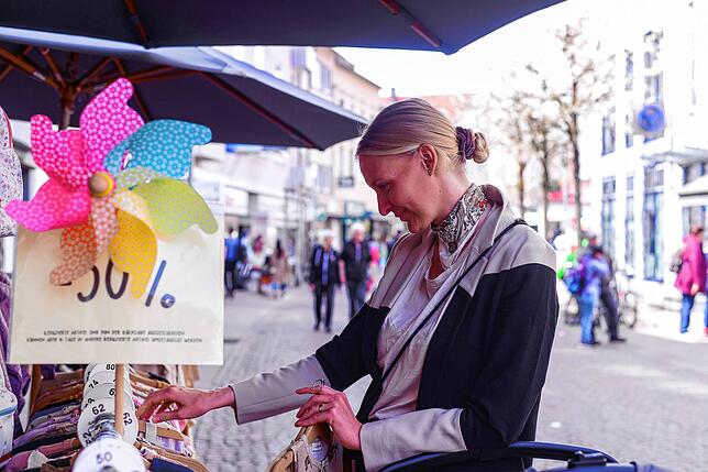 Manuela Huchler ist spontan bummeln gegangen und freut sich, dass etwas in der Innenstadt los ist.