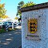 Diese Einfahrt zum Amtsgericht Singen ist Besuchern bestens bekannt, doch nicht immer ist wie geplant mit einem Urteil zu rechnen.