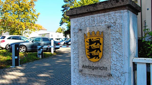 Diese Einfahrt zum Amtsgericht Singen ist Besuchern bestens bekannt, doch nicht immer ist wie geplant mit einem Urteil zu rechnen.