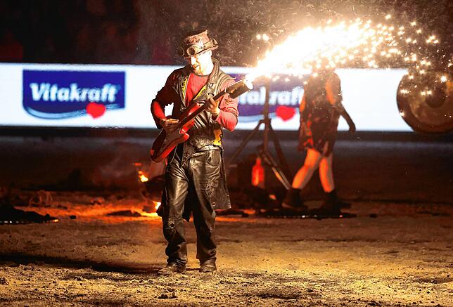 Bild 4: Tausende beim Showabend zur Eröffnung des Fest der Pferde 2024