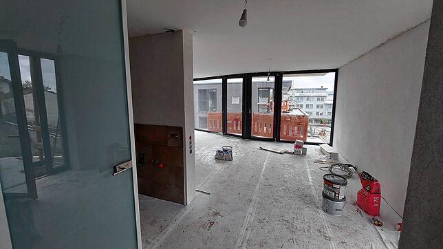 Ein Blick ins Innere: Anschlüsse und Türen sind schon vorhanden, aber Fliesen liegen längst noch nicht in allen Häusern. Damit die ...