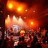 Der Gottesdient in der Hillsong-Church wird getragen von einer vielköpfigen Band, die Lobeshymnen auf Gott und Jesus im modernen ...