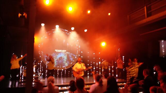 Der Gottesdient in der Hillsong-Church wird getragen von einer vielköpfigen Band, die Lobeshymnen auf Gott und Jesus im modernen ...
