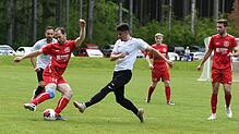 Der Köniigsfelder Thomas Winkler (links) versucht, am Weilersbach Massimiliano Intili vorbeizukommen.