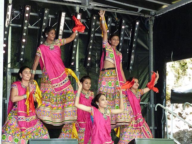 Musikalischen Auftakt bot um 13.30 Uhr eine indische Tanztruppe, die auf der offenen Bühne für tolle Stimmung sorgten.