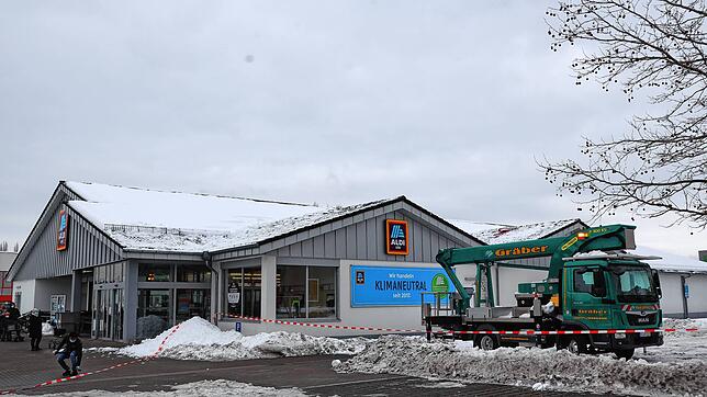 Der Aldi im Konstanzer Industriegebiet war am Montag aus Sicherheitsgründen bis 12 Uhr geschlossen. Die Schneemassen auf dem Dach wurden ...