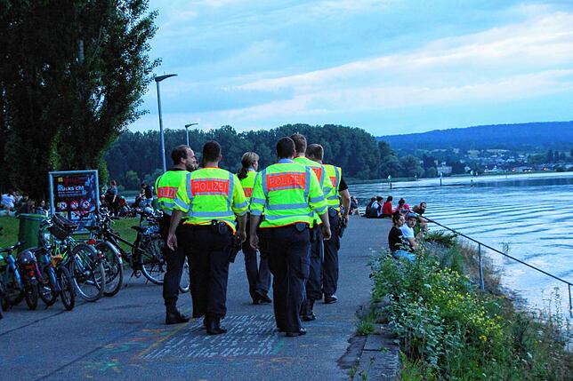 Polizisten laufen im Juli am Schänzle Streife. Trotzdem kommt es auch dort in lauen Sommernächsten zu Vermüllung, Ruhestörungen und ...
