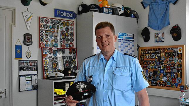 Der 1. Polizeihauptkommissar Christian Zielke mit einer Neuerwerbung: Die Mütze eines Carabinieri aus Südtirol. Der Pfullendorfer ...