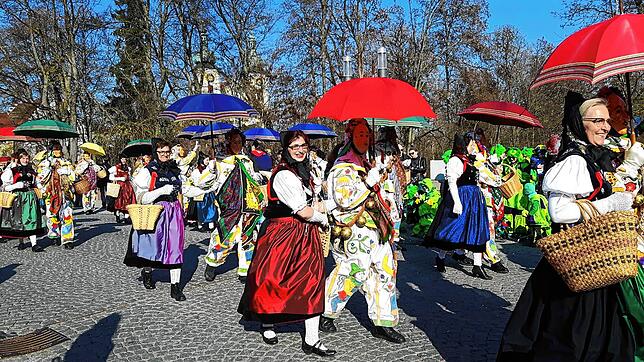 Germán Soriano Pena läuft 2019 im Hansel-Häs beim Kinderumzug mit, hier zusammen mit Gretle Eva Mauz unter dem roten Schirm.