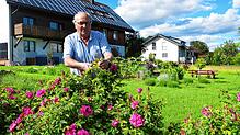 Erich Boll gibt seine Erfahrung mit Rosen gerne weiter. Die verblühten Rosen, die er abschneidet, haben noch eine Aufgabe: Sie werden ...