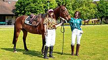 In Küssaberg-Ettikon gibt es seit 2024 einen Poloclub. Maria-Teresa Miccoli (rechts) ist die Vorsitzende, Anna Grund Reiterin und ...