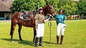 In Küssaberg-Ettikon gibt es seit 2024 einen Poloclub. Maria-Teresa Miccoli (rechts) ist die Vorsitzende, Anna Grund Reiterin und ...