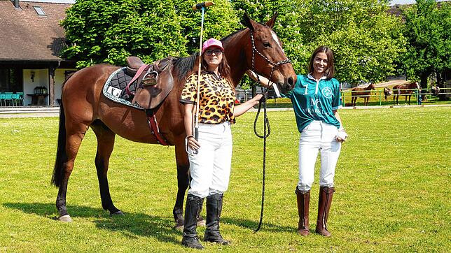 In Küssaberg-Ettikon gibt es seit 2024 einen Poloclub. Maria-Teresa Miccoli (rechts) ist die Vorsitzende, Anna Grund Reiterin und ...