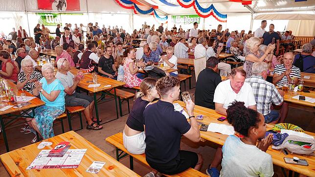 Bild 10: Waldshuter Chilbi 2025: Volles Haus beim 57. Wunschkonzert des Musikzugs St. Florian - das sind die schönsten Bilder