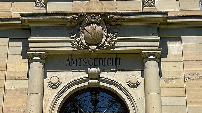 Vor dem Amtsgericht Überlingen wurde ein 49-Jähriger festgenommen. Wie die Polizei informiert, war der Mann bewaffnet.